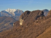 31 In primo piano la Corna Camoscera (1329 m), sullo sfondo il Grignone (2410 m) innevato